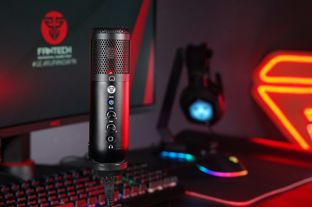 Studio condenser microphone with pop filter